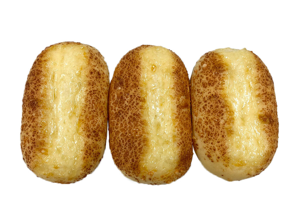 セブンイレブンのチーズ＆マヨネーズ ３個入りを比較する。税込価格：214円、カロリー：167kcal、1円あたりカロリー：0.78kcal/円、たんぱく質：3.7g、1円あたりたんぱく質：0.02g/円、脂質：7.9g、炭水化物：20.6g、糖質：19.8g、食物繊維：0.8g、食塩相当量：0.6g。マヨネーズとパルメザンチーズを使用したシンプルな味わいの惣菜パン３個入りです。アレルギー：卵、乳、小麦。