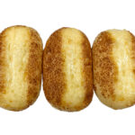 セブンイレブンのチーズ＆マヨネーズ ３個入りを比較する。税込価格：214円、カロリー：167kcal、1円あたりカロリー：0.78kcal/円、たんぱく質：3.7g、1円あたりたんぱく質：0.02g/円、脂質：7.9g、炭水化物：20.6g、糖質：19.8g、食物繊維：0.8g、食塩相当量：0.6g。マヨネーズとパルメザンチーズを使用したシンプルな味わいの惣菜パン３個入りです。アレルギー：卵、乳、小麦。
