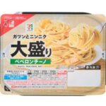 セブンイレブンの７プレミアム 大盛りペペロンチーノを比較する。税込価格：300円、カロリー：568kcal、1円あたりカロリー：1.89kcal/円、たんぱく質：18.4g、1円あたりたんぱく質：0.06g/円、脂質：15.1g、炭水化物：93.3g、糖質：86.5g、食物繊維：6.8g、食塩相当量：3.9g。ガツンとニンニクが効いた大盛りペペロンチーノです。アレルギー：小麦。
