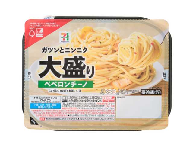 セブンイレブンの７プレミアム 大盛りペペロンチーノを比較する。税込価格：300円、カロリー：568kcal、1円あたりカロリー：1.89kcal/円、たんぱく質：18.4g、1円あたりたんぱく質：0.06g/円、脂質：15.1g、炭水化物：93.3g、糖質：86.5g、食物繊維：6.8g、食塩相当量：3.9g。ガツンとニンニクが効いた大盛りペペロンチーノです。アレルギー：小麦。