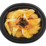 セブンイレブンの明太子とたまごのチーズ焼きを比較する。税込価格：408円、カロリー：351kcal、1円あたりカロリー：0.86kcal/円、たんぱく質：15.7g、1円あたりたんぱく質：0.04g/円、脂質：20.2g、炭水化物：27.6g、糖質：25.8g、食物繊維：1.8g、食塩相当量：2.2g。明太子が入ったホワイトソースと明太子マヨネーズが入ったチーズ焼きです。チーズ、じゃがいも、ペンネ、くし切りにした玉子を盛り付けました。アレルギー：卵、乳、小麦。