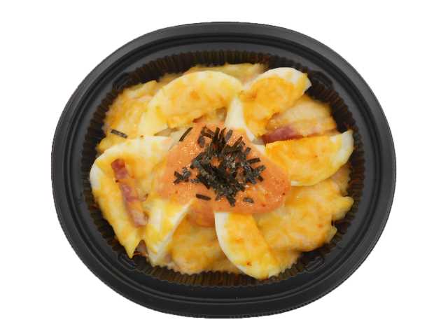 セブンイレブンの明太子とたまごのチーズ焼きを比較する。税込価格：408円、カロリー：351kcal、1円あたりカロリー：0.86kcal/円、たんぱく質：15.7g、1円あたりたんぱく質：0.04g/円、脂質：20.2g、炭水化物：27.6g、糖質：25.8g、食物繊維：1.8g、食塩相当量：2.2g。明太子が入ったホワイトソースと明太子マヨネーズが入ったチーズ焼きです。チーズ、じゃがいも、ペンネ、くし切りにした玉子を盛り付けました。アレルギー：卵、乳、小麦。