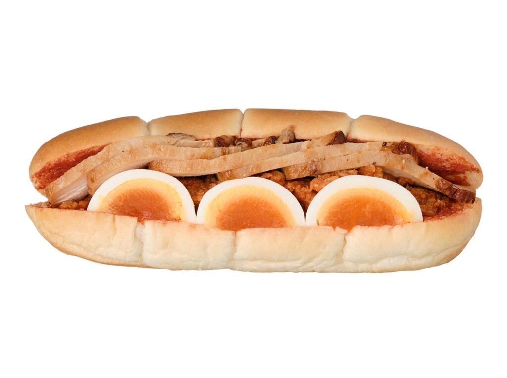 セブンイレブンのたんぱく質が摂れるチキン＆チリを比較する。税込価格：430円、カロリー：261kcal、1円あたりカロリー：0.61kcal/円、たんぱく質：24.1g、1円あたりたんぱく質：0.06g/円、脂質：8.8g、炭水化物：23.3g、糖質：19.3g、食物繊維：4g、食塩相当量：2.1g。ローストチキンと半熟ゆで玉子、チリソイミートを組み合わせた食べ応えのあるロールパンです。アレルギー：卵、乳、小麦。