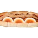 セブンイレブンのたんぱく質が摂れるチキン＆チリを比較する。税込価格：430円、カロリー：261kcal、1円あたりカロリー：0.61kcal/円、たんぱく質：24.1g、1円あたりたんぱく質：0.06g/円、脂質：8.8g、炭水化物：23.3g、糖質：19.3g、食物繊維：4g、食塩相当量：2.1g。ローストチキンと半熟ゆで玉子、チリソイミートを組み合わせた食べ応えのあるロールパンです。アレルギー：卵、乳、小麦。