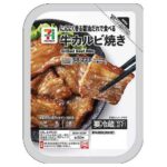 セブンイレブンの７プレミアム 牛カルビ焼きを比較する。税込価格：387円、カロリー：223kcal、1円あたりカロリー：0.58kcal/円、たんぱく質：7.8g、1円あたりたんぱく質：0.02g/円、脂質：19.7g、炭水化物：3.9g、糖質：3.4g、食物繊維：0.5g、食塩相当量：1.5g。香ばしい直火焼きの香りと、牛カルビの脂のうま味が楽しめます。にんにくが効いた添付の醤油だれに絡めて召し上がりください。アレルギー：卵、乳、小麦。