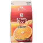 セブンイレブンの７プレミアム オレンジ果汁１００％ ４５０ｍｌを比較する。税込価格：268円、カロリー：89kcal、1円あたりカロリー：0.33kcal/円、たんぱく質：1.3g、1円あたりたんぱく質：0.01未満g/円、脂質：0g、炭水化物：20.7g、糖質：20.3g、食物繊維：0.4g、食塩相当量：0.2g。オレンジ果汁１００％ジュース。アレルギー：なし。