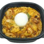 セブンイレブンの奥三河どり肉の親子丼 半熟玉子入りを比較する。税込価格：646円、カロリー：553kcal、1円あたりカロリー：0.86kcal/円、たんぱく質：25.7g、1円あたりたんぱく質：0.04g/円、脂質：14g、炭水化物：81.5g、糖質：80.7g、食物繊維：0.8g、食塩相当量：2.7g。地区原料である奥三河どりの鶏肉とお出汁の風味豊かなつゆを玉子でとじ、半熟玉子を乗せました。アレルギー：卵、小麦。