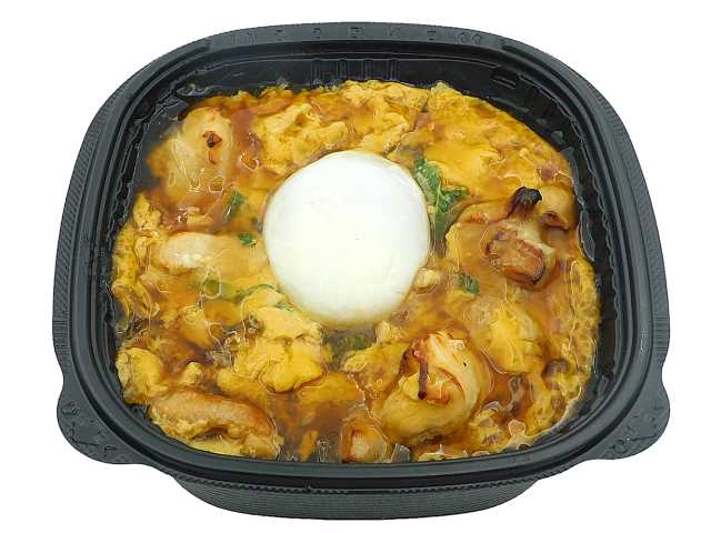 セブンイレブンの奥三河どり肉の親子丼 半熟玉子入りを比較する。税込価格：646円、カロリー：553kcal、1円あたりカロリー：0.86kcal/円、たんぱく質：25.7g、1円あたりたんぱく質：0.04g/円、脂質：14g、炭水化物：81.5g、糖質：80.7g、食物繊維：0.8g、食塩相当量：2.7g。地区原料である奥三河どりの鶏肉とお出汁の風味豊かなつゆを玉子でとじ、半熟玉子を乗せました。アレルギー：卵、小麦。