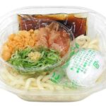 セブンイレブンの冷し温たまぶっかけうどんを比較する。税込価格：486円、カロリー：494kcal、1円あたりカロリー：1.02kcal/円、たんぱく質：14.8g、1円あたりたんぱく質：0.03g/円、脂質：11.8g、炭水化物：83.3g、糖質：80.9g、食物繊維：2.4g、食塩相当量：3.9g。半熟玉子、ねぎ、揚玉、かつお節を盛り付けた冷たいうどんです。アレルギー：卵、小麦、えび。