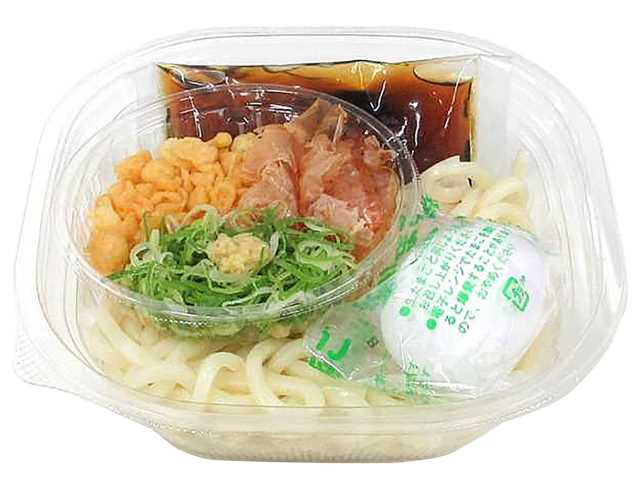 セブンイレブンの冷し温たまぶっかけうどんを比較する。税込価格：486円、カロリー：494kcal、1円あたりカロリー：1.02kcal/円、たんぱく質：14.8g、1円あたりたんぱく質：0.03g/円、脂質：11.8g、炭水化物：83.3g、糖質：80.9g、食物繊維：2.4g、食塩相当量：3.9g。半熟玉子、ねぎ、揚玉、かつお節を盛り付けた冷たいうどんです。アレルギー：卵、小麦、えび。