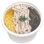 セブンイレブンの鹿児島名物 鶏飯（もち麦ごはん）。税込価格：410円、カロリー：230kcal、たんぱく質：15.4g、脂質：1.5g、炭水化物：40.1g、糖質：37.5g、食物繊維：2.6g、食塩相当量：3.2g。鹿児島県奄美地方の郷土料理を手軽に食べられるスープごはんです。ごはんにはもち麦を配合しております。アレルギー：卵、小麦。
