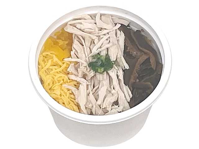 セブンイレブンの鹿児島名物 鶏飯（もち麦ごはん）。税込価格：410円、カロリー：230kcal、たんぱく質：15.4g、脂質：1.5g、炭水化物：40.1g、糖質：37.5g、食物繊維：2.6g、食塩相当量：3.2g。鹿児島県奄美地方の郷土料理を手軽に食べられるスープごはんです。ごはんにはもち麦を配合しております。アレルギー：卵、小麦。