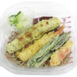 セブンイレブンのよくばり４種天ぷらの冷かけそばを比較する。税込価格：626円、カロリー：486kcal、1円あたりカロリー：0.78kcal/円、たんぱく質：21.2g、1円あたりたんぱく質：0.03g/円、脂質：11.5g、炭水化物：76.9g、糖質：72g、食物繊維：4.9g、食塩相当量：4g。信州産のそば粉を使用した風味のよい蕎麦と相性の良い天ぷらを４種類盛り付けた冷たいお蕎麦です。アレルギー：卵、小麦、そば、えび、かに。
