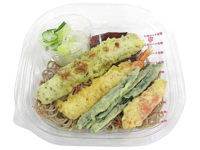 セブンイレブンのよくばり４種天ぷらの冷かけそばを比較する。税込価格：626円、カロリー：486kcal、1円あたりカロリー：0.78kcal/円、たんぱく質：21.2g、1円あたりたんぱく質：0.03g/円、脂質：11.5g、炭水化物：76.9g、糖質：72g、食物繊維：4.9g、食塩相当量：4g。信州産のそば粉を使用した風味のよい蕎麦と相性の良い天ぷらを４種類盛り付けた冷たいお蕎麦です。アレルギー：卵、小麦、そば、えび、かに。