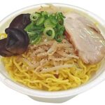 セブンイレブンのいそのかづお監修 札幌ブラック醤油ラーメンを比較する。税込価格：626円、カロリー：552kcal、1円あたりカロリー：0.88kcal/円、たんぱく質：21.8g、1円あたりたんぱく質：0.03g/円、脂質：10.9g、炭水化物：94.5g、糖質：88.8g、食物繊維：5.7g、食塩相当量：5.3g。北海道札幌市の人気店「いそのかづお」監修商品。にんにくのパンチをきかせた真っ黒な見た目のスープが特長の醤油ラーメンです。アレルギー：卵、乳、小麦。