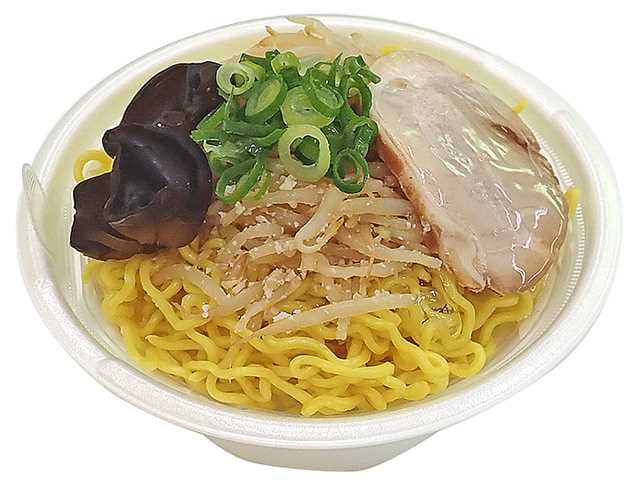 セブンイレブンのいそのかづお監修 札幌ブラック醤油ラーメンを比較する。税込価格：626円、カロリー：552kcal、1円あたりカロリー：0.88kcal/円、たんぱく質：21.8g、1円あたりたんぱく質：0.03g/円、脂質：10.9g、炭水化物：94.5g、糖質：88.8g、食物繊維：5.7g、食塩相当量：5.3g。北海道札幌市の人気店「いそのかづお」監修商品。にんにくのパンチをきかせた真っ黒な見た目のスープが特長の醤油ラーメンです。アレルギー：卵、乳、小麦。