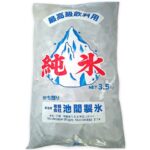 セブンイレブンの純氷３．５ｋｇを比較する。税込価格：356円。