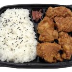 セブンイレブンの九州醤油のジューシー鶏唐揚げ弁当を比較する。税込価格：711円、カロリー：660kcal、1円あたりカロリー：0.93kcal/円、たんぱく質：38.1g、1円あたりたんぱく質：0.05g/円、脂質：13.1g、炭水化物：99.5g、糖質：95.1g、食物繊維：4.4g、食塩相当量：2.9g。九州醤油の旨み・香りが際立つ、鶏もも肉のジューシーな唐揚げ弁当です。アレルギー：卵、乳、小麦。