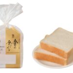 セブンイレブンの７ＰＧ 金の食パン４枚を比較する。税込価格：343円、カロリー：258kcal、1円あたりカロリー：0.75kcal/円、たんぱく質：8.2g、1円あたりたんぱく質：0.02g/円、脂質：5g、炭水化物：46.4g、糖質：44g、食物繊維：2.4g、食塩相当量：1g。やわらかくしっとりした食感と濃厚な乳の風味が特長の食パンです。原材料の見直しにより、推奨売価（税抜）３４８円から３１８円へ変更。アレルギー：乳、小麦。