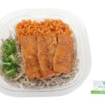 セブンイレブンの岐阜の味 冷したぬきそばを比較する。税込価格：562円、カロリー：625kcal、1円あたりカロリー：1.11kcal/円、たんぱく質：21.3g、1円あたりたんぱく質：0.04g/円、脂質：23.8g、炭水化物：84g、糖質：78.8g、食物繊維：5.2g、食塩相当量：4g。天かすと甘く仕上げた油揚げ煮の冷したぬきそばです。アレルギー：卵、乳、小麦、そば。