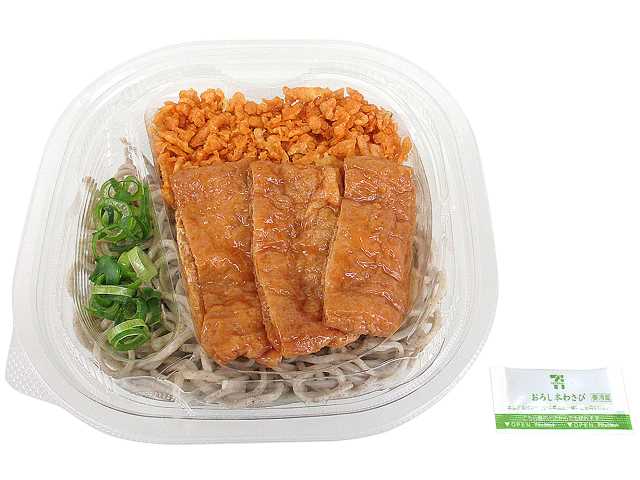 セブンイレブンの岐阜の味 冷したぬきそばを比較する。税込価格：562円、カロリー：625kcal、1円あたりカロリー：1.11kcal/円、たんぱく質：21.3g、1円あたりたんぱく質：0.04g/円、脂質：23.8g、炭水化物：84g、糖質：78.8g、食物繊維：5.2g、食塩相当量：4g。天かすと甘く仕上げた油揚げ煮の冷したぬきそばです。アレルギー：卵、乳、小麦、そば。