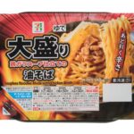 セブンイレブンの７プレミアム 大盛り油そばを比較する。税込価格：397円、カロリー：548kcal、1円あたりカロリー：1.38kcal/円、たんぱく質：21.5g、1円あたりたんぱく質：0.05g/円、脂質：12g、炭水化物：91.6g、糖質：85.4g、食物繊維：6.2g、食塩相当量：4.7g。鶏ガラと醤油の旨味，あと引く辛さを味わえる大盛り油そばです。アレルギー：卵、乳、小麦。
