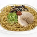 セブンイレブンの豚骨焼ラーメン 辛みそ添えを比較する。税込価格：464円、カロリー：614kcal、1円あたりカロリー：1.32kcal/円、たんぱく質：22.4g、1円あたりたんぱく質：0.05g/円、脂質：20.8g、炭水化物：87.1g、糖質：81.6g、食物繊維：5.5g、食塩相当量：5.7g。辛みそが味のアクセントになる、マー油とネギ油香る豚骨ベースの焼ラーメンです。アレルギー：卵、乳、小麦。