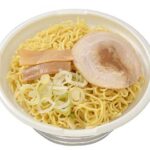 セブンイレブンの町中華の醤油ラーメンを比較する。税込価格：464円、カロリー：423kcal、1円あたりカロリー：0.91kcal/円、たんぱく質：18.8g、1円あたりたんぱく質：0.04g/円、脂質：7.2g、炭水化物：72.8g、糖質：68.5g、食物繊維：4.3g、食塩相当量：6.3g。町中華で提供されている醤油ラーメンをモチーフとした商品。スープはラードとチキンオイルでコクを出し、魚介，畜肉を炊き出したスープに醤油を加えたシンプルな商品。アレルギー：卵、乳、小麦。