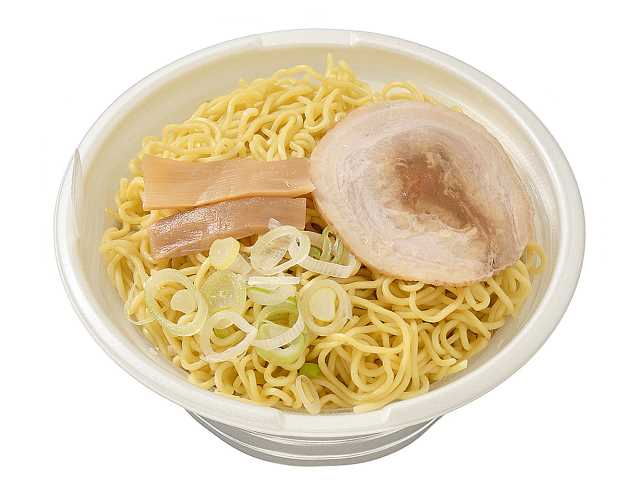 セブンイレブンの町中華の醤油ラーメンを比較する。税込価格：464円、カロリー：423kcal、1円あたりカロリー：0.91kcal/円、たんぱく質：18.8g、1円あたりたんぱく質：0.04g/円、脂質：7.2g、炭水化物：72.8g、糖質：68.5g、食物繊維：4.3g、食塩相当量：6.3g。町中華で提供されている醤油ラーメンをモチーフとした商品。スープはラードとチキンオイルでコクを出し、魚介，畜肉を炊き出したスープに醤油を加えたシンプルな商品。アレルギー：卵、乳、小麦。