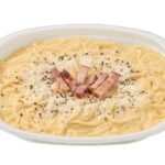 セブンイレブンのソースたっぷり大盛カルボナーラを比較する。税込価格：626円、カロリー：822kcal、1円あたりカロリー：1.31kcal/円、たんぱく質：32.8g、1円あたりたんぱく質：0.05g/円、脂質：26.6g、炭水化物：117.2g、糖質：108.3g、食物繊維：8.9g、食塩相当量：7.8g。卵とチーズのコクを感じられるソースたっぷりの仕立てで食べる、大盛カルボナーラです。アレルギー：卵、乳、小麦。