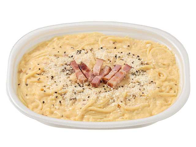 セブンイレブンのソースたっぷり大盛カルボナーラを比較する。税込価格：626円、カロリー：822kcal、1円あたりカロリー：1.31kcal/円、たんぱく質：32.8g、1円あたりたんぱく質：0.05g/円、脂質：26.6g、炭水化物：117.2g、糖質：108.3g、食物繊維：8.9g、食塩相当量：7.8g。卵とチーズのコクを感じられるソースたっぷりの仕立てで食べる、大盛カルボナーラです。アレルギー：卵、乳、小麦。