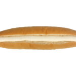 セブンイレブンのじゃりぱんを比較する。税込価格：151円、カロリー：449kcal、1円あたりカロリー：2.97kcal/円、たんぱく質：6.8g、1円あたりたんぱく質：0.04g/円、脂質：20.9g、炭水化物：59.2g、糖質：57.5g、食物繊維：1.7g、食塩相当量：0.9g。コッペパンでグラニュ―糖を混ぜ込んだじゃりじゃりとした食感を楽しめるクリームを挟みました。アレルギー：卵、乳、小麦。