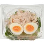 セブンイレブンのたんぱく質が摂れる鶏むね肉サラダを比較する。税込価格：484円、カロリー：199kcal、1円あたりカロリー：0.41kcal/円、たんぱく質：21.8g、1円あたりたんぱく質：0.05g/円、脂質：10.9g、炭水化物：4.4g、糖質：2.2g、食物繊維：2.2g、食塩相当量：2.7g。１食でたんぱく質量約２１ｇが摂れる、蒸し鶏と玉子を盛りつけしたサラダです。ごま香る旨塩ドレッシングをかけてお召し上がりください。アレルギー：卵、乳、小麦。