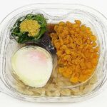 セブンイレブンの薬味で味わう 冷し半熟玉子うどんを比較する。税込価格：508円、カロリー：463kcal、1円あたりカロリー：0.91kcal/円、たんぱく質：12.1g、1円あたりたんぱく質：0.02g/円、脂質：14.5g、炭水化物：72g、糖質：70g、食物繊維：2g、食塩相当量：2.8g。うどんと相性の良い半熟玉子，ねぎ，しょうが，揚玉をつゆで麺と絡めて食べる商品です。アレルギー：卵、小麦、えび。