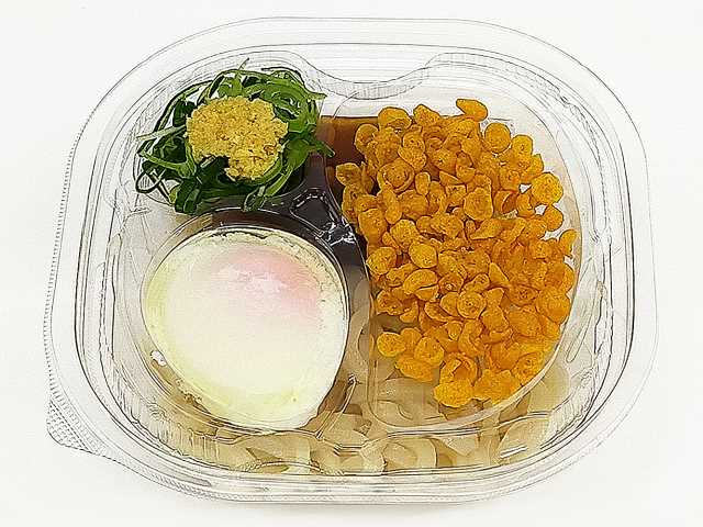 セブンイレブンの薬味で味わう 冷し半熟玉子うどんを比較する。税込価格：508円、カロリー：463kcal、1円あたりカロリー：0.91kcal/円、たんぱく質：12.1g、1円あたりたんぱく質：0.02g/円、脂質：14.5g、炭水化物：72g、糖質：70g、食物繊維：2g、食塩相当量：2.8g。うどんと相性の良い半熟玉子，ねぎ，しょうが，揚玉をつゆで麺と絡めて食べる商品です。アレルギー：卵、小麦、えび。