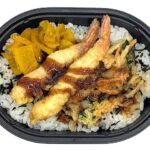 セブンイレブンの甘辛だれで食べる 海老天とかき揚げご飯を比較する。税込価格：464円、カロリー：412kcal、1円あたりカロリー：0.89kcal/円、たんぱく質：8.2g、1円あたりたんぱく質：0.02g/円、脂質：9.6g、炭水化物：73.9g、糖質：72.3g、食物繊維：1.6g、食塩相当量：1.9g。海老天と野菜かき揚げを盛り付けた御飯です。アレルギー：卵、小麦、えび。