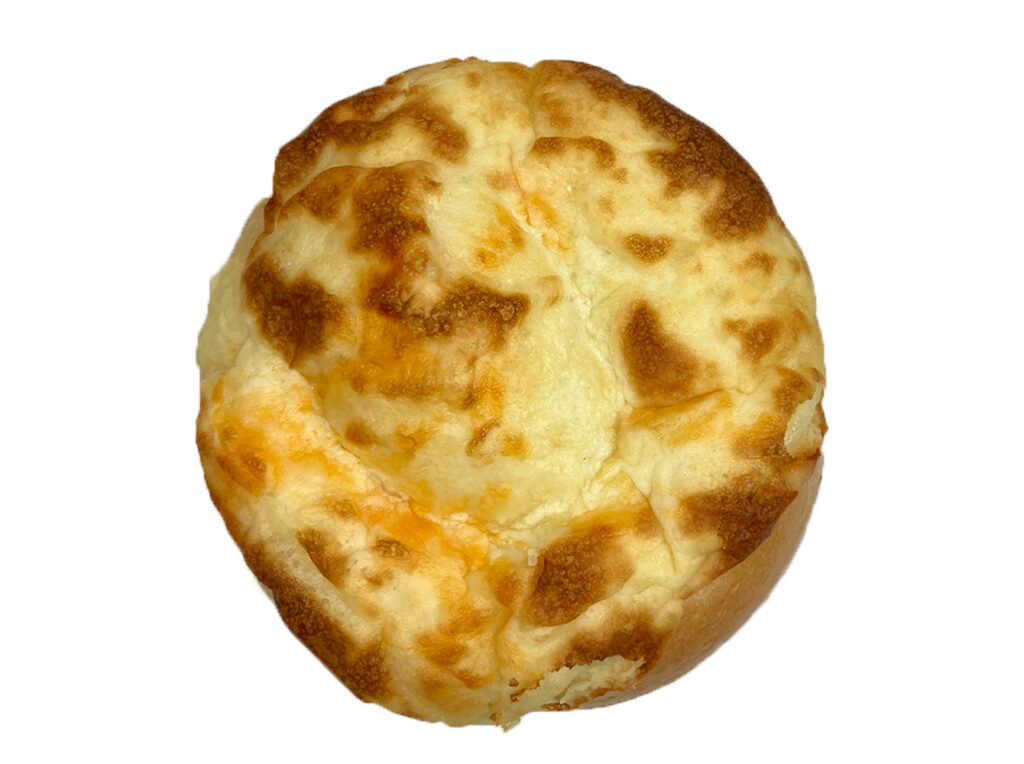 セブンイレブンのチーズパンを比較する。税込価格：181円、カロリー：346kcal、1円あたりカロリー：1.91kcal/円、たんぱく質：10.1g、1円あたりたんぱく質：0.06g/円、脂質：15.2g、炭水化物：43.1g、糖質：41.3g、食物繊維：1.8g、食塩相当量：2g。数種類のチーズを混ぜたチーズソースを盛り付け、さらにその上にシュレッドチーズをのせて焼き上げた、チーズの濃厚な味わいを感じられる惣菜パンです。アレルギー：卵、乳、小麦。
