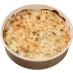 セブンイレブンの５種のチーズとろけるマカロニグラタンを比較する。税込価格：356円、カロリー：367kcal、1円あたりカロリー：1.03kcal/円、たんぱく質：16.9g、1円あたりたんぱく質：0.05g/円、脂質：15.5g、炭水化物：41.1g、糖質：38.6g、食物繊維：2.5g、食塩相当量：2.5g。牛乳のコクやチーズの旨味を感じるホワイトソースに、香り高い国産パルメザンチーズをはじめ５種類のチーズをかけて焼き上げたグラタンです。アレルギー：乳、小麦。