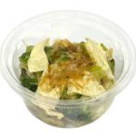 セブンイレブンのゆばとブロッコリーのおかか和えを比較する。税込価格：300円、カロリー：76kcal、1円あたりカロリー：0.25kcal/円、たんぱく質：6.5g、1円あたりたんぱく質：0.02g/円、脂質：3.7g、炭水化物：5.3g、糖質：3.1g、食物繊維：2.2g、食塩相当量：1.3g。おかかを和えたブロッコリーに、だしで煮込んだゆばを合わせたカップデリです。アレルギー：小麦。