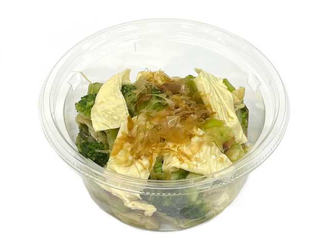セブンイレブンのゆばとブロッコリーのおかか和えを比較する。税込価格：300円、カロリー：76kcal、1円あたりカロリー：0.25kcal/円、たんぱく質：6.5g、1円あたりたんぱく質：0.02g/円、脂質：3.7g、炭水化物：5.3g、糖質：3.1g、食物繊維：2.2g、食塩相当量：1.3g。おかかを和えたブロッコリーに、だしで煮込んだゆばを合わせたカップデリです。アレルギー：小麦。