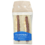 セブンイレブンのハムカツたまごサンドを比較する。税込価格：343円、カロリー：463kcal、1円あたりカロリー：1.35kcal/円、たんぱく質：12.1g、1円あたりたんぱく質：0.04g/円、脂質：28.5g、炭水化物：40.1g、糖質：38.8g、食物繊維：1.3g、食塩相当量：2.4g。サンドイッチの人気具材「ハムカツ」と「タマゴ」の組み合わせ。からしマヨネーズを混合したタマゴサラダを合わせ食べ進みの良い仕立て。アレルギー：卵、乳、小麦。
