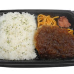 セブンイレブンのハンバーグ弁当を比較する。税込価格：538円、カロリー：497kcal、1円あたりカロリー：0.92kcal/円、たんぱく質：17.2g、1円あたりたんぱく質：0.03g/円、脂質：9.6g、炭水化物：86.2g、糖質：84.5g、食物繊維：1.7g、食塩相当量：3.1g。大根おろしやすりおろし玉ねぎを使用した和風仕立てのソースで食べるハンバーグのお弁当です。アレルギー：卵、乳、小麦。