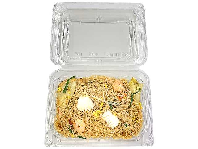 海老とイカの焼ビーフン セブンイレブン 鉄鍋を使用して野菜と一緒にビーフンを炒め、海老とイカと玉子を盛り付けた焼ビーフン。