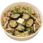 ナスとベーコンのバター醤油パスタ セブンイレブン ナス、ベーコン、青葱、刻み海苔、バターを盛り付けた、バター醤油味の和風パスタ。