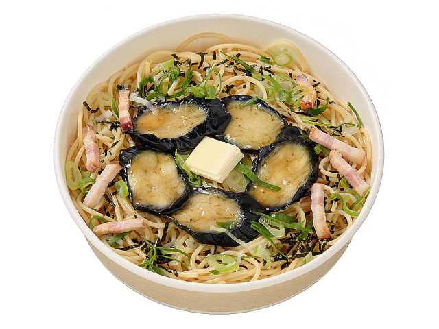 ナスとベーコンのバター醤油パスタ セブンイレブン ナス、ベーコン、青葱、刻み海苔、バターを盛り付けた、バター醤油味の和風パスタ。