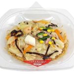 セブンイレブンの１１品目具材入り パリパリ麺の皿うどんを比較する。税込価格：637円、カロリー：554kcal、1円あたりカロリー：0.87kcal/円、たんぱく質：17.5g、1円あたりたんぱく質：0.03g/円、脂質：23.8g、炭水化物：70.9g、糖質：64.2g、食物繊維：6.7g、食塩相当量：4.7g。キャベツ、もやし、人参、海老など11品目の具材を使用した、パリパリ麺の皿うどんです。アレルギー：小麦、えび。