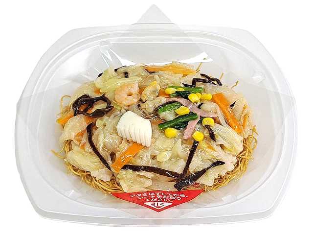 セブンイレブンの１１品目具材入り パリパリ麺の皿うどんを比較する。税込価格：637円、カロリー：554kcal、1円あたりカロリー：0.87kcal/円、たんぱく質：17.5g、1円あたりたんぱく質：0.03g/円、脂質：23.8g、炭水化物：70.9g、糖質：64.2g、食物繊維：6.7g、食塩相当量：4.7g。キャベツ、もやし、人参、海老など11品目の具材を使用した、パリパリ麺の皿うどんです。アレルギー：小麦、えび。