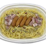 セブンイレブンのソーセージのペペロンチーノを比較する。税込価格：646円、カロリー：733kcal、1円あたりカロリー：1.13kcal/円、たんぱく質：30.2g、1円あたりたんぱく質：0.05g/円、脂質：29.7g、炭水化物：89.2g、糖質：83.3g、食物繊維：5.9g、食塩相当量：7.3g。ソーセージとベーコンを組み合わせたペペロンチーノです。アレルギー：卵、乳、小麦。