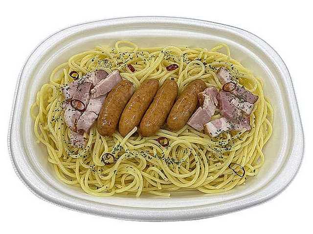 セブンイレブンのソーセージのペペロンチーノを比較する。税込価格：646円、カロリー：733kcal、1円あたりカロリー：1.13kcal/円、たんぱく質：30.2g、1円あたりたんぱく質：0.05g/円、脂質：29.7g、炭水化物：89.2g、糖質：83.3g、食物繊維：5.9g、食塩相当量：7.3g。ソーセージとベーコンを組み合わせたペペロンチーノです。アレルギー：卵、乳、小麦。