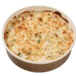 セブンイレブンの４種のチーズとろけるマカロニグラタンを比較する。税込価格：356円、カロリー：376kcal、1円あたりカロリー：1.05kcal/円、たんぱく質：18.3g、1円あたりたんぱく質：0.05g/円、脂質：13.8g、炭水化物：46.1g、糖質：43g、食物繊維：3.1g、食塩相当量：2.8g。牛乳のコクやチーズの旨味を感じられるホワイトソースに４種のチーズをかけて焼き上げたグラタンです。アレルギー：乳、小麦。